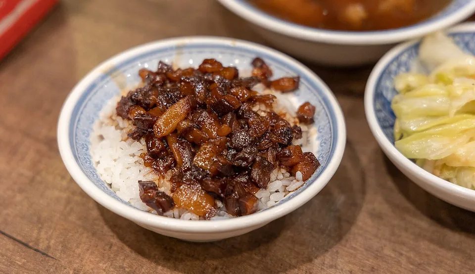 魯肉飯の実写写真（台湾式・魯肉飯（滷肉飯）。刻んだ豚肉の煮込みが白飯に乗った代表的な提供形。）