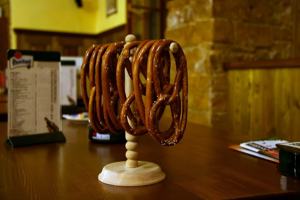 プレッツェルの実写写真（結び目型の焼き上げプレッツェル。表面の粗塩が明瞭に見える代表的な形。）