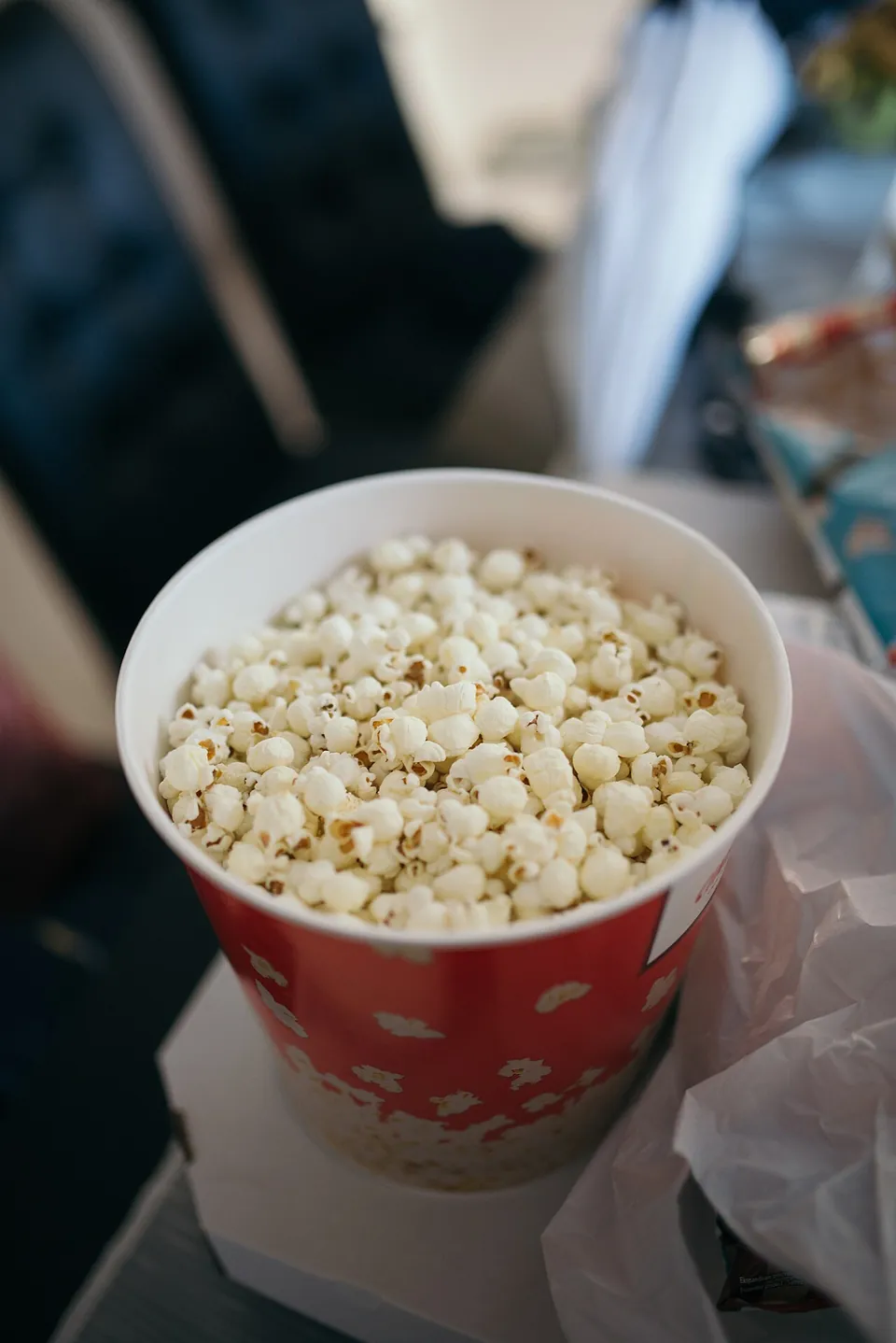 バターポップコーンの実写写真（バター・塩味のポップコーン（映画館スナック形式のバケツ盛り））