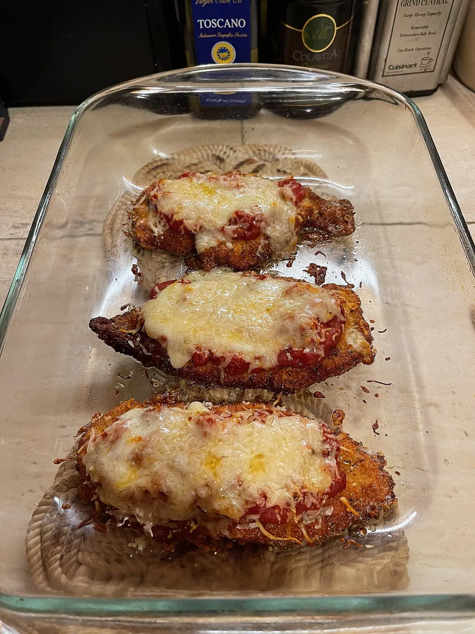 チキンパルミジャーナの実写写真（パン粉焼き鶏肉にトマトソースとチーズを乗せて焼いた完成品。米国系レシピの家庭調理だが構成要素（鶏肉・パン粉・トマト・モッツァレラ）は当該dishと一致）