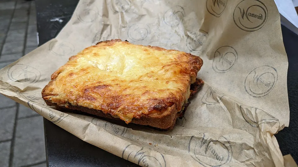 クロックムッシュの実写写真（ハム・チーズを挟みグラタン状に焼き上げたクロックムッシュ。表面のチーズの焼き色が明瞭。）