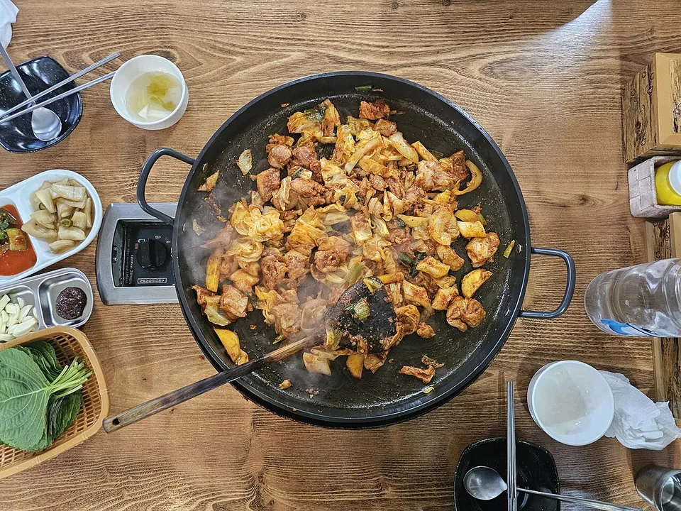 タッカルビの実写写真（鉄板で炒めた鶏肉と野菜のタッカルビ（春川式））