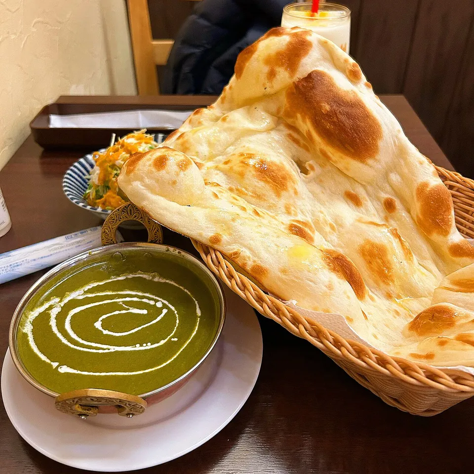 サグパニールの実写写真（サグパニール（葉物青菜+パニールのカレー、パラクパニール＝ほうれん草版の代表的完成皿）。撮影Kanesue）