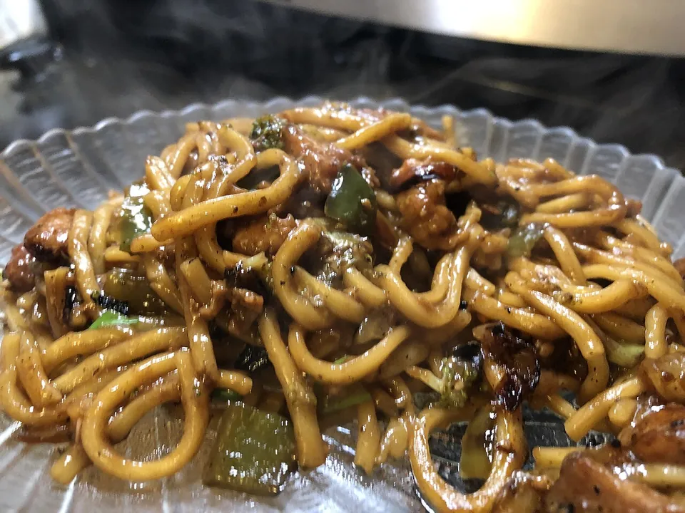 ロー・メンの実写写真（広東式撈麵（ロー・メン＝茹で麺を和える技法）。炒める炒麺#814とは別調理＝混ぜ和え麺の姿を選んだ）