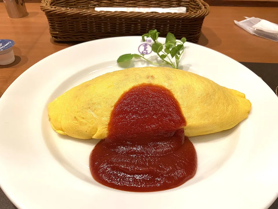 オムライスの実写写真（薄焼き卵でチキンライスを包んだオムライス（老舗タイメイケン））