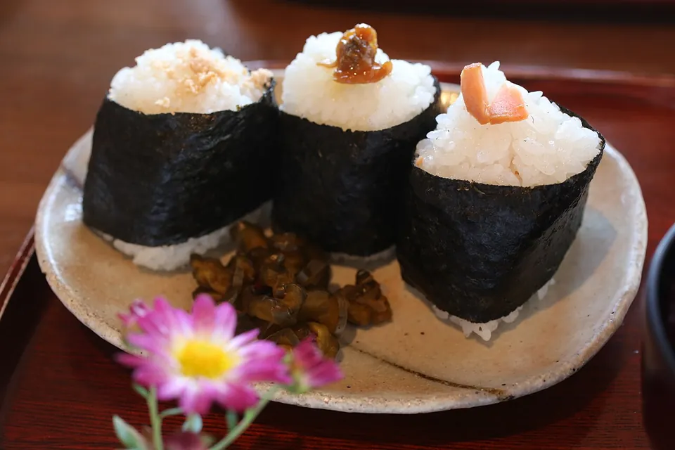 おにぎりの実写写真（海苔を巻いたおにぎり（3個盛り））