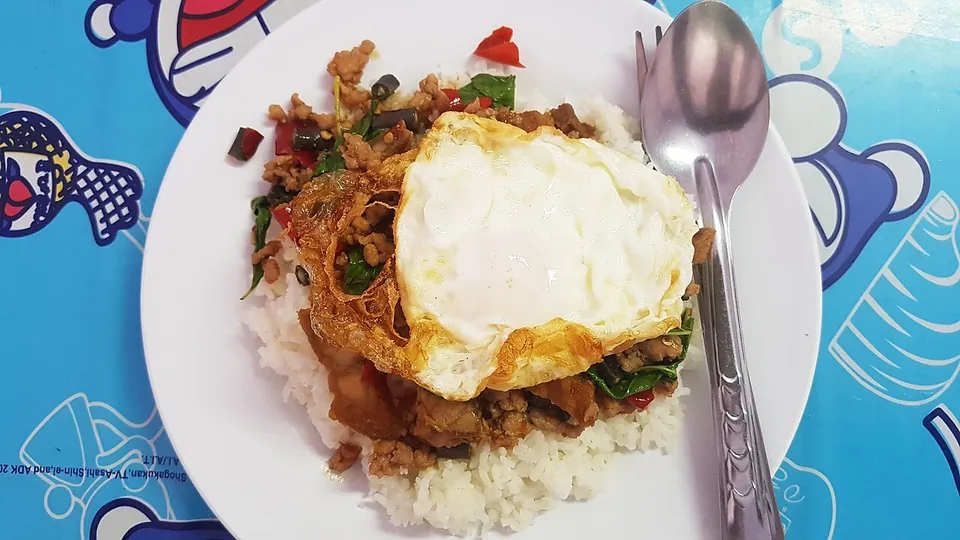 ガパオの実写写真（ホーリーバジル炒めの豚肉ご飯（ガパオ）に目玉焼き添え）