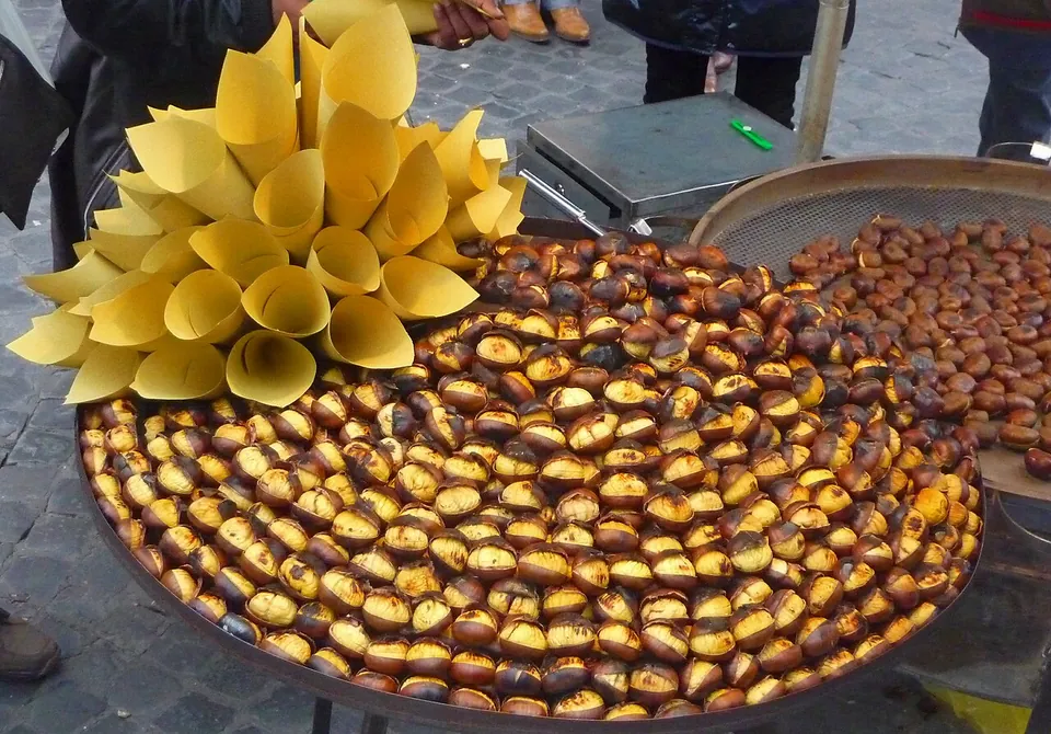 焼き栗の実写写真（屋台の焼き栗（皮に切れ目を入れて直火焼き））