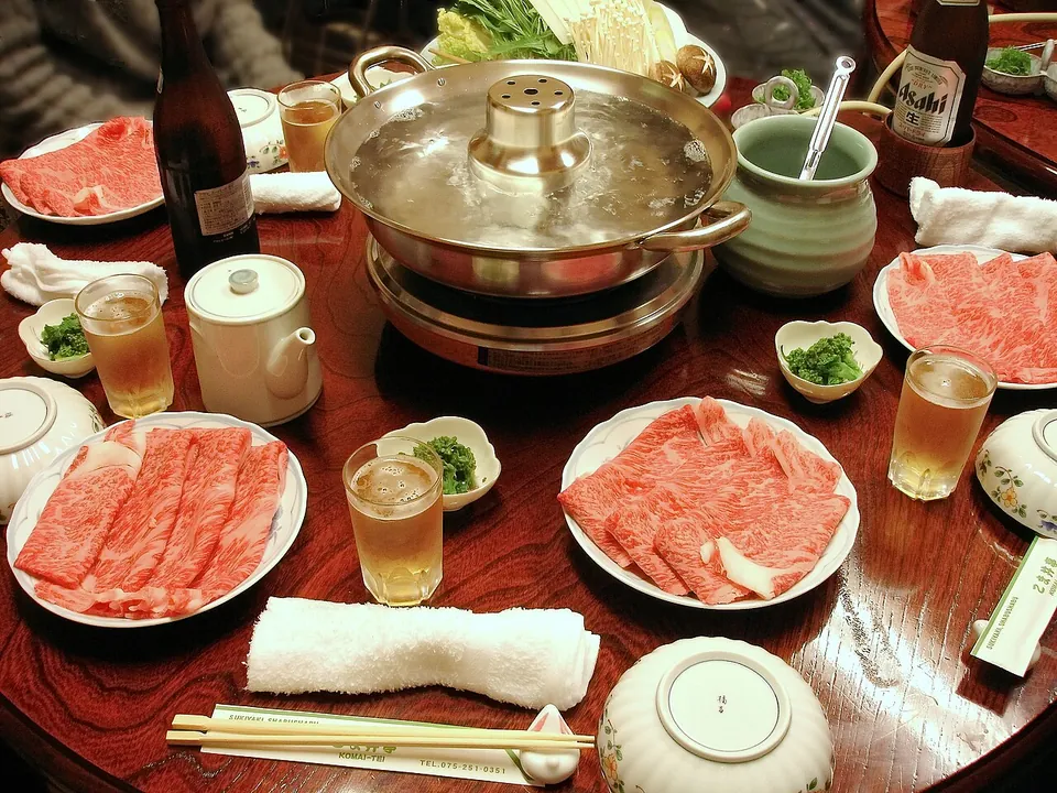 しゃぶしゃぶの実写写真（薄切り牛肉と鍋・薬味の食卓構成・完成形）