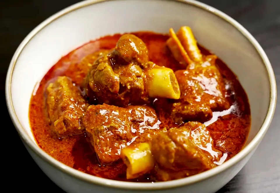 ロガンジョシュの実写写真（現行形のロガンジョシュ完成皿（赤い羊肉/マトンカレー）。カシミール式（Kashmiri）＝dishの地域に整合。1466x1013で短辺>900px。）