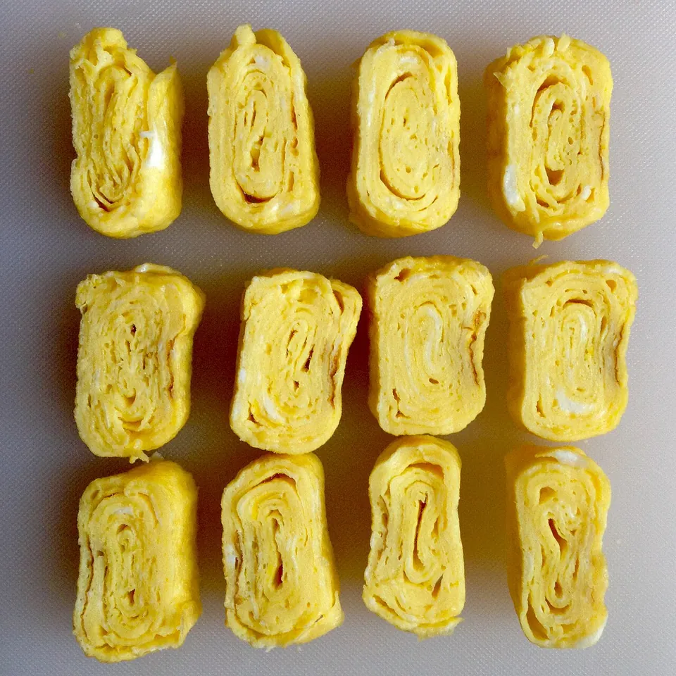 卵焼きの実写写真（薄焼き卵を重ねて焼いた卵焼きの輪切り断面・標準的な完成形）