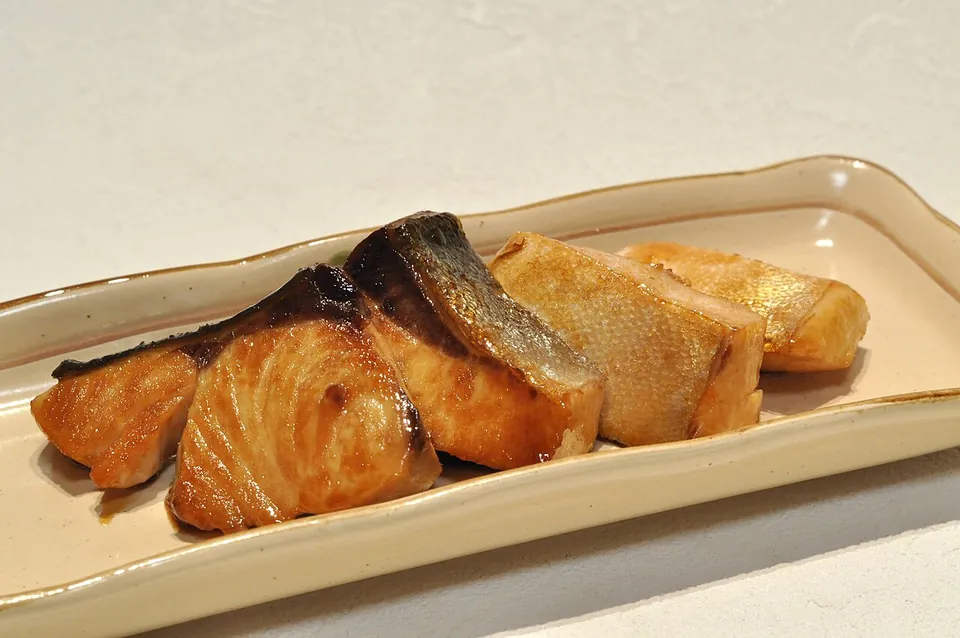 照り焼きの実写写真（ブリの照り焼き＝日本発祥の魚の掛け焼き（米国式テリヤキ#2262とは別料理、鶏/牛の甘い派生ではなく本来の魚の照り焼き））