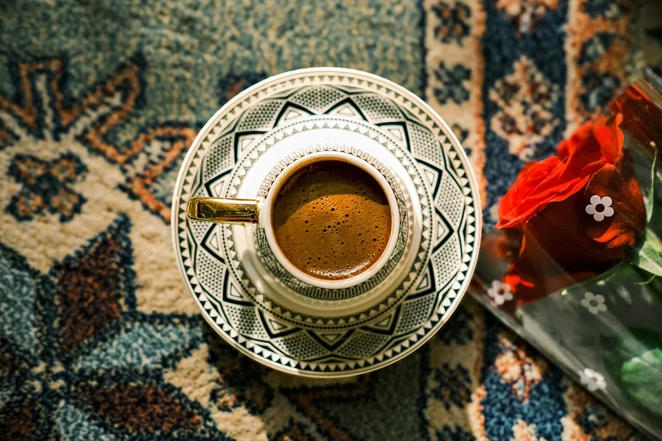 トルココーヒーの実写写真（細挽き豆を煮出すトルココーヒー（伝統的なカップ））