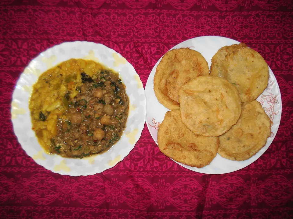 アルー・カチョリ（ジャガイモ餡カチョリ）の実写写真（ジャガイモ餡の揚げカチョリ（Potato Kachori）。北インドの屋台/家庭軽食の現行形。ジャガイモ餡版（豆餡の#185とは食材ゲートが別）。撮影は curry 添えの供膳）