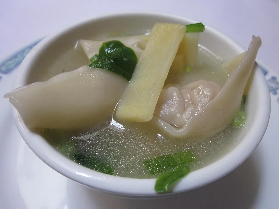 ワンタンの実写写真（小麦皮で餡を包み茹でたワンタン（スープ仕立て））