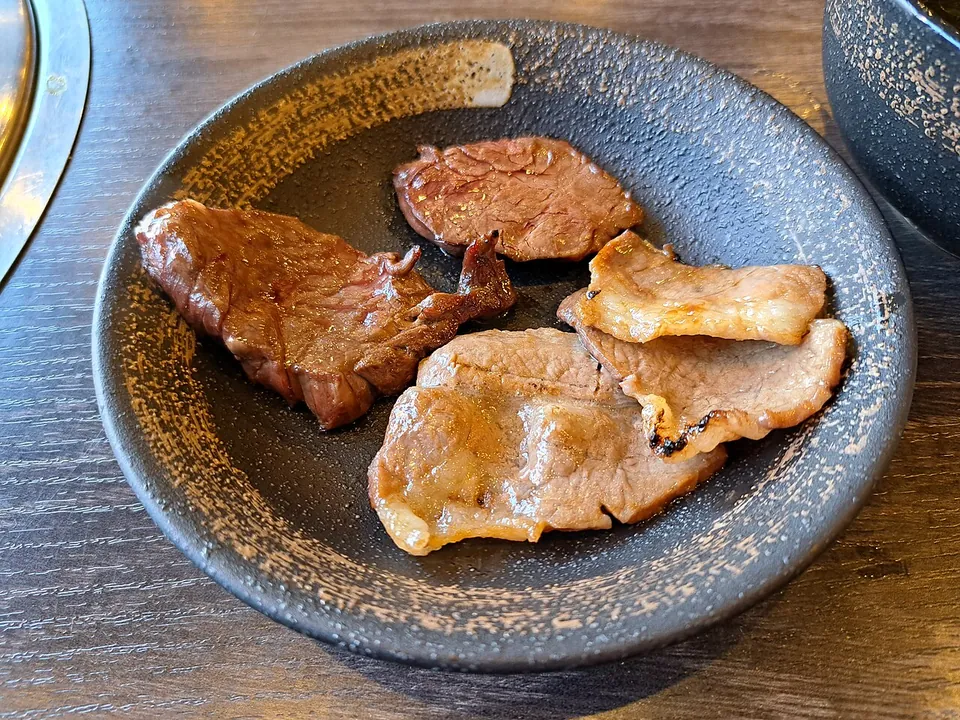 焼肉の実写写真（焼肉店で焼いた牛肉の盛り合わせ）