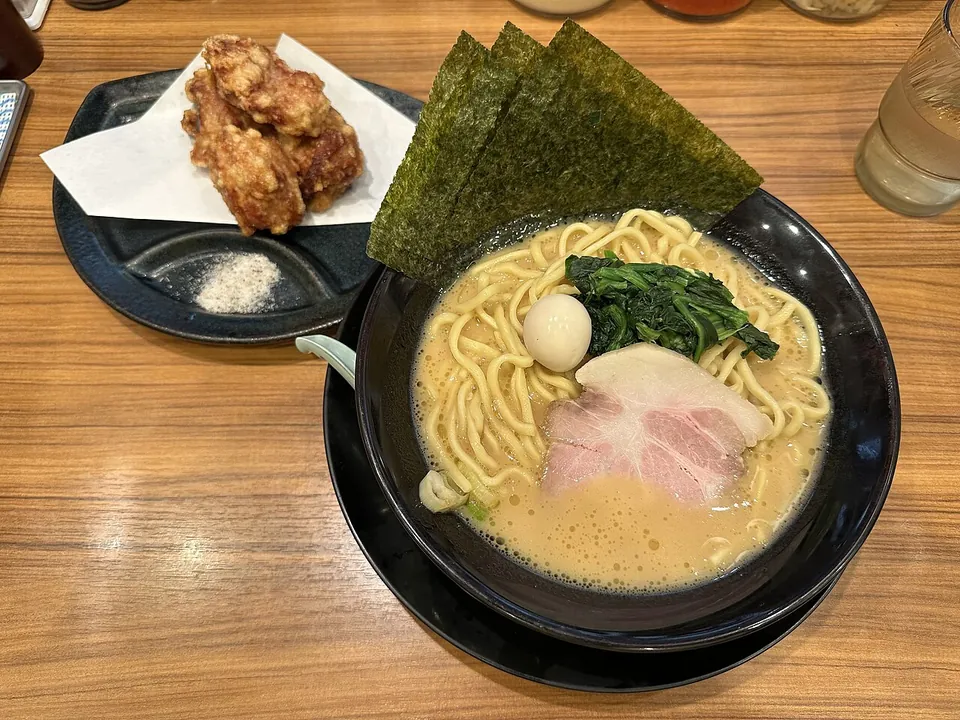 横浜家系ラーメンの実写写真（豚骨醤油スープに海苔・ほうれん草・チャーシューの横浜家系ラーメン）