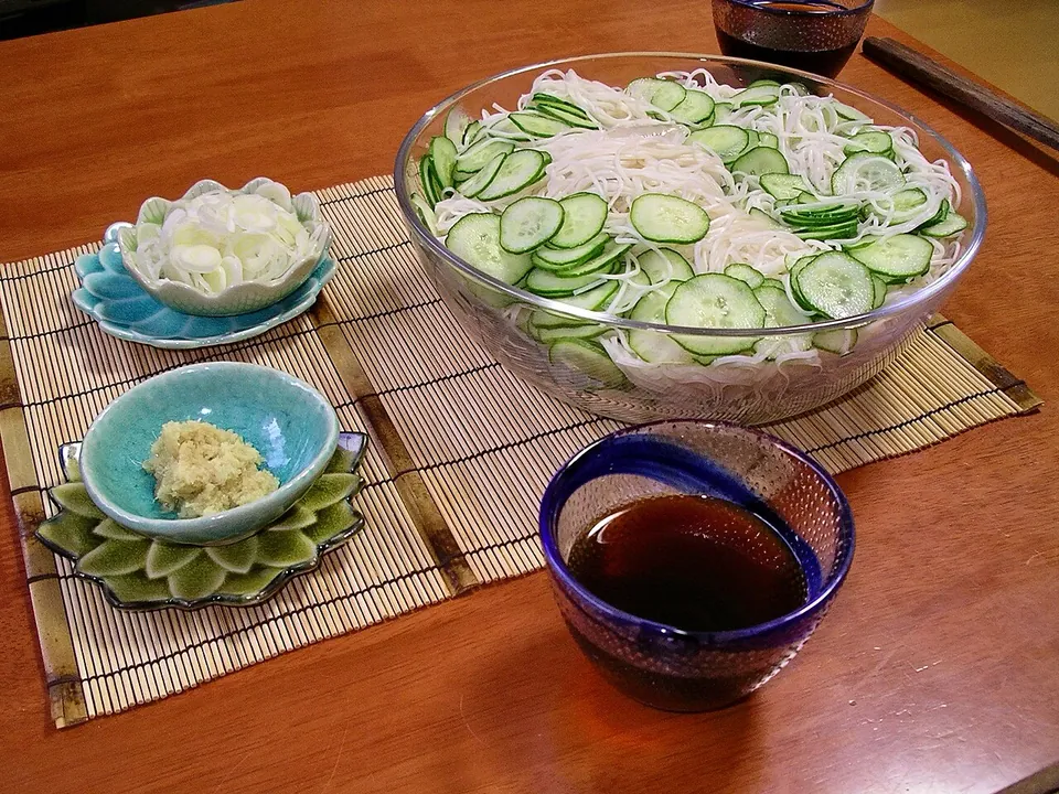 そうめんの実写写真（冷やしそうめん・きゅうり添え・つゆと薬味の食卓構成）