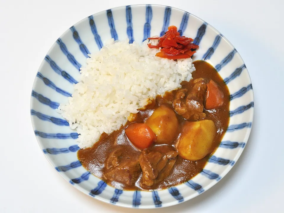 カレーライスの実写写真（家庭的な日本のビーフカレーライス）