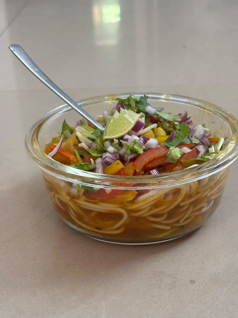 トゥクパの実写写真（チベット/ネパール・ヒマラヤ圏のトゥクパ完成皿。麺は細く丸い標準的な太さ（スパゲッティ状の細麺）でボウル側面から明瞭＝前回却下『極端な平打ち麺』の要件を解消。透明スープに野菜・パクチー・ライム。現行型。）