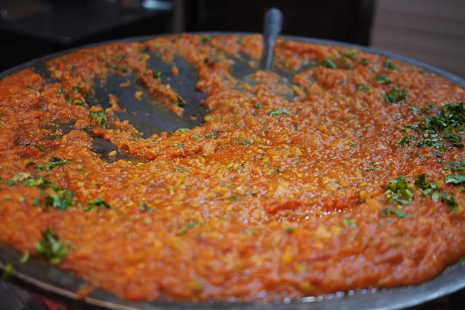パヴバジの実写写真（ムンバイ発祥の現行形パヴバジ（潰し煮野菜カレー＋バター焼きパヴ）。撮影者の副題『veggie sloppy joes』は説明で料理はパヴバジ。CC BY 2.0。）