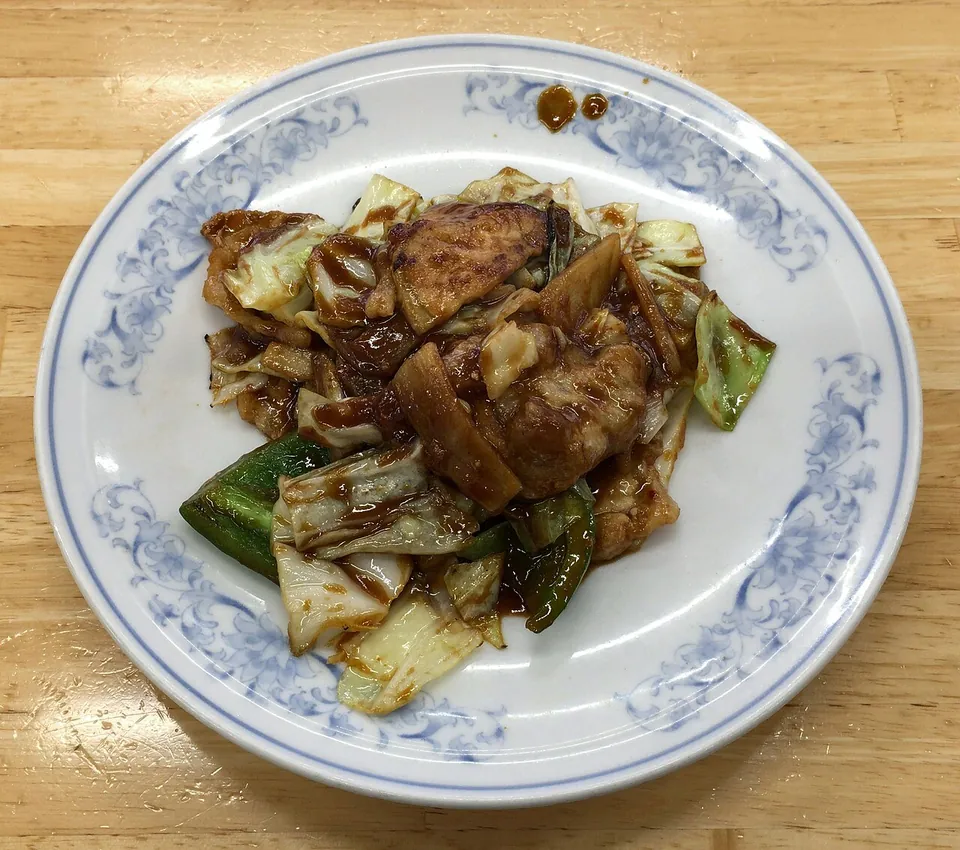日本式回鍋肉の実写写真（日本式回鍋肉（現行形）。キャベツ・豚肉・ピーマンの甘味噌炒めを皿盛りで単品提供（ぎょうざの満州）。前回却下=弁当箱・不明瞭を是正し、キャベツと豚肉が明瞭な皿盛り写真を選定。四川式（葉ニンニク）でなく日本で定着したキャベツ版）