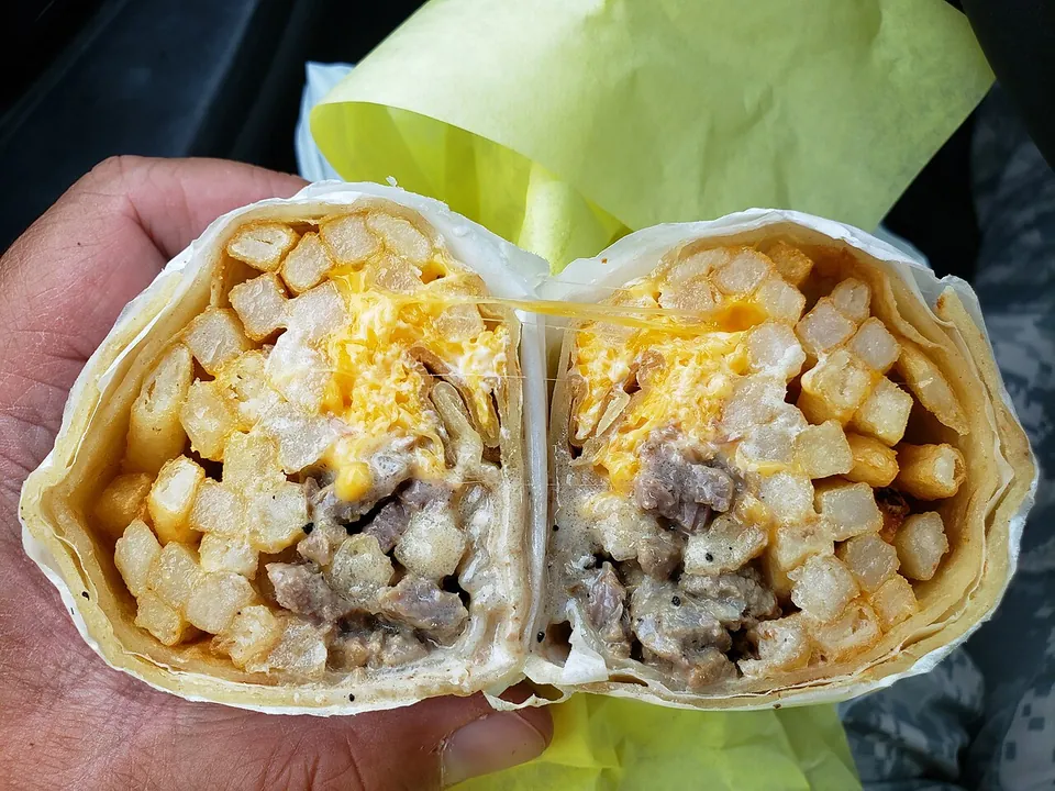カリフォルニアブリトーの実写写真（サンディエゴ式カリフォルニアブリトーの断面（Kearny Mesa, San Diego CA の Cali's & Fries）。定義的差異のフライドポテト＋カルネアサダ＋チーズが断面に明瞭＝現行形の完成品）