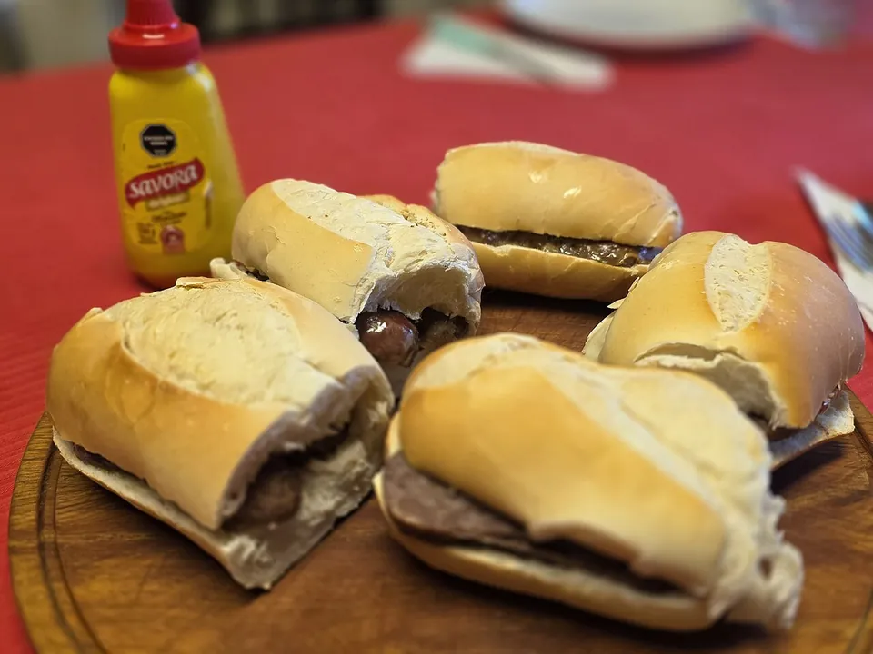 チョリパンの実写写真（アルゼンチン式チョリパン（パンに炭火焼きチョリソを挟んだ形＋サボラ〈アルゼンチンのマスタード〉）。ラプラタ地域の現行形。CC BY 3.0。）