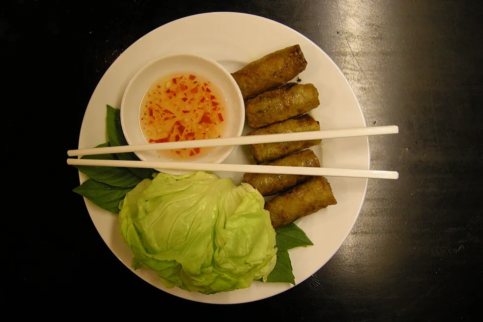チャーゾーの実写写真（現行形の揚げ春巻き(chả giò/nem rán)完成皿。ホーチミン市。生春巻きゴイクオン(#531)と別。中国春巻き伝播派生の在地化形）