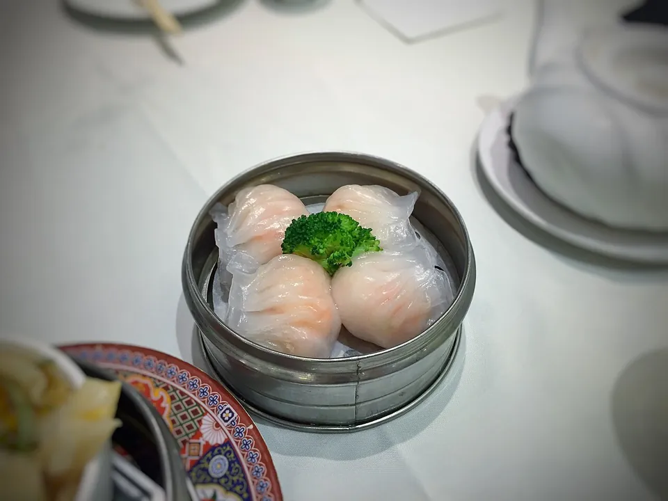 蝦餃の実写写真（広東点心・蝦餃の完成皿（蒸籠に半透明の澄粉皮のエビ蒸し餃子4個＝#587の透明皮/エビ主役の様式と整合）。撮影者T.Tseng・CC BY 2.0）