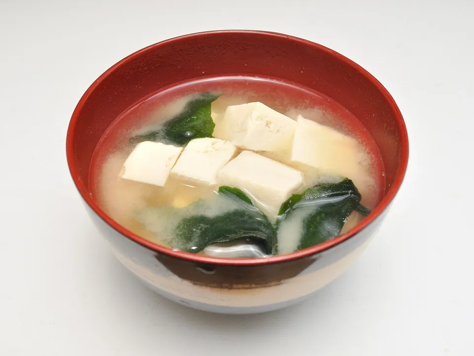 味噌汁の実写写真（豆腐+わかめの標準的な味噌汁・完成皿）