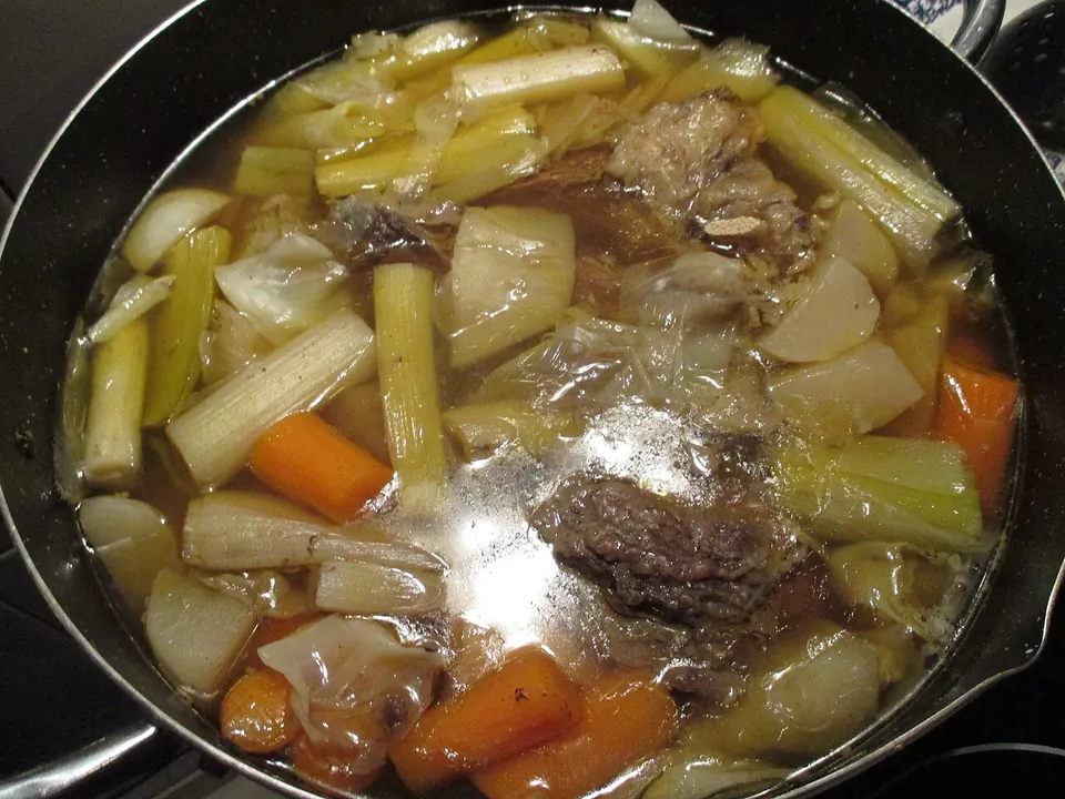 ポトフの実写写真（牛肉と根菜を煮込むフランスの家庭料理ポトフ（鍋で煮込む調理過程・完成に近い状態））