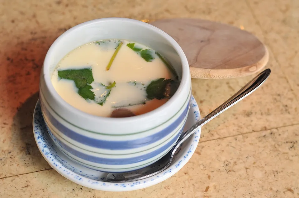 茶碗蒸しの実写写真（茶碗蒸し（卵液に具材を入れて蒸した椀物））