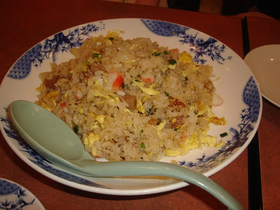 チャーハンの実写写真（炒め技法による卵入り炒飯（中華料理店提供・日本での典型的な盛り付け））