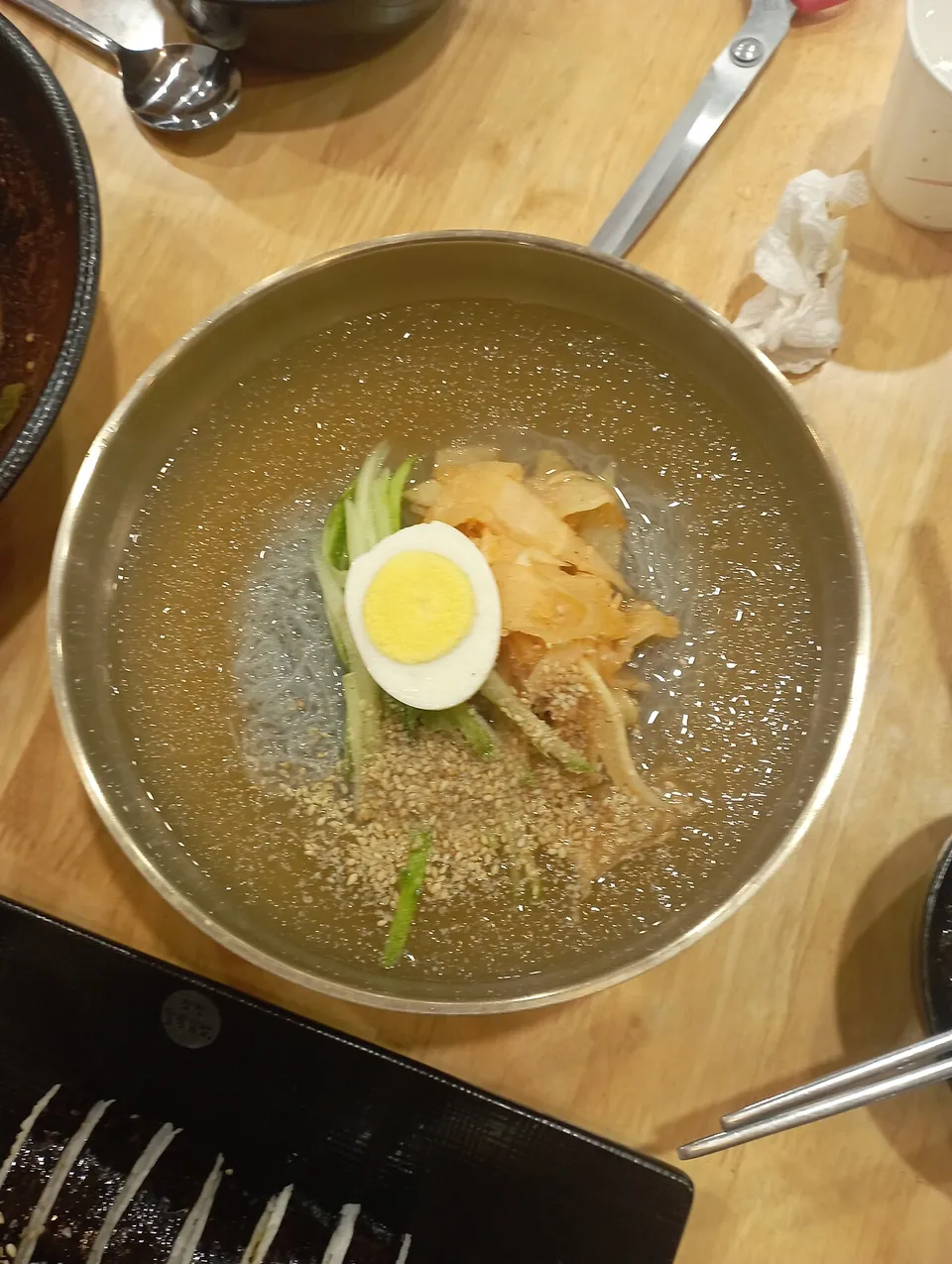 冷麺の実写写真（そば粉麺の韓国式冷麺（ゆで卵・大根キムチ添え））