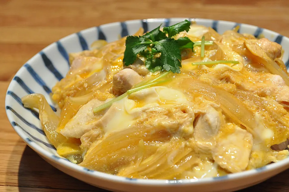 親子丼の実写写真（鶏肉と卵でとじた親子丼）