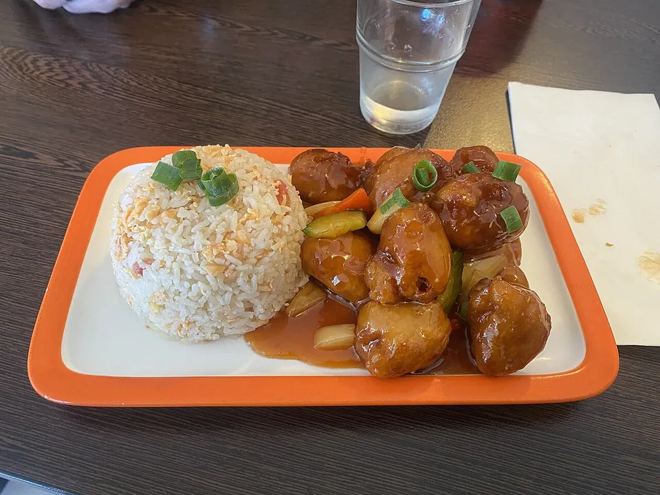 酢豚の実写写真（広東式酢豚（衣揚げ豚肉に甘酢あん・付け合わせ炒飯））