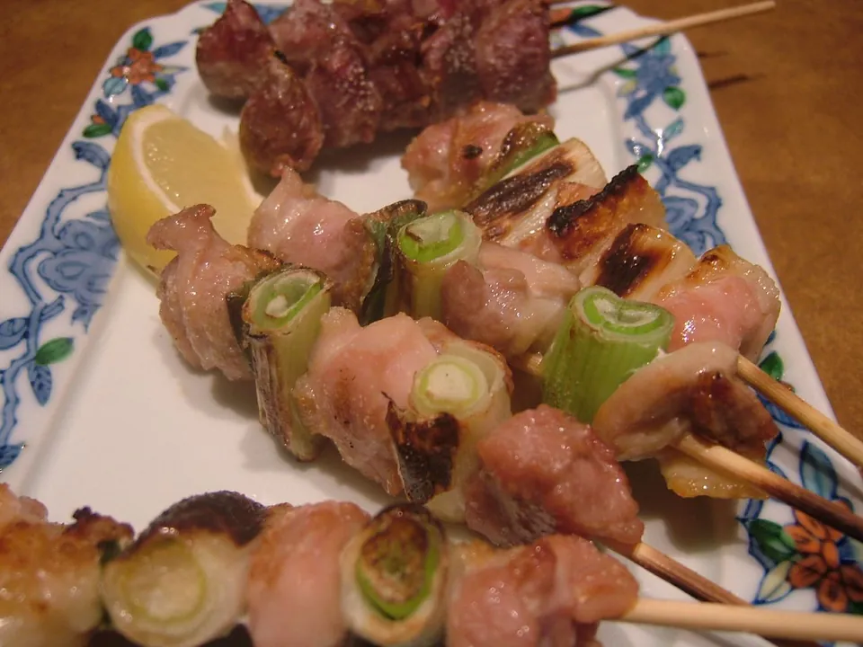 焼き鳥の実写写真（ねぎま串を中心とした盛り合わせ・完成皿）